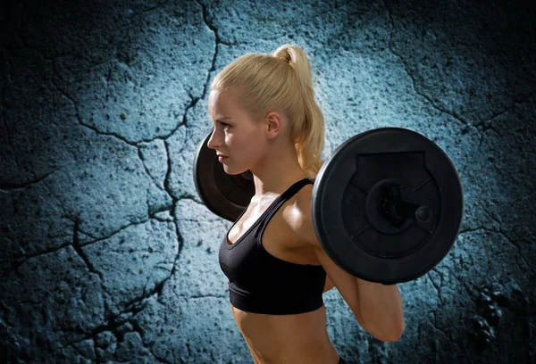 Mulher desportiva exercendo com barbell — Fotografia de Stock