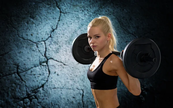 Mulher desportiva exercendo com barbell — Fotografia de Stock