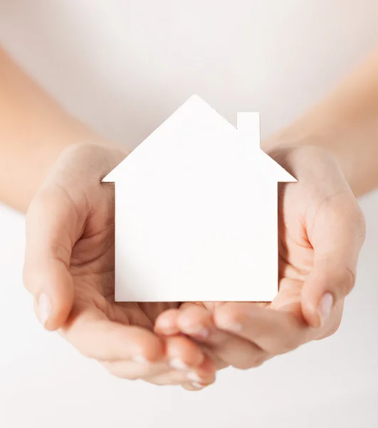 Handen met Witboek huis — Stockfoto