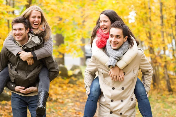 Lächelnde Freunde amüsieren sich im Herbstpark — Stockfoto