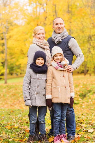 Lycklig familj i höstparken — Stockfoto