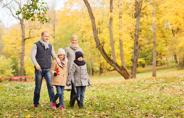 Šťastná rodina v podzimním parku — Stock fotografie