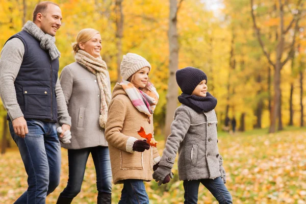 Famiglia felice nel parco autunnale — Foto Stock