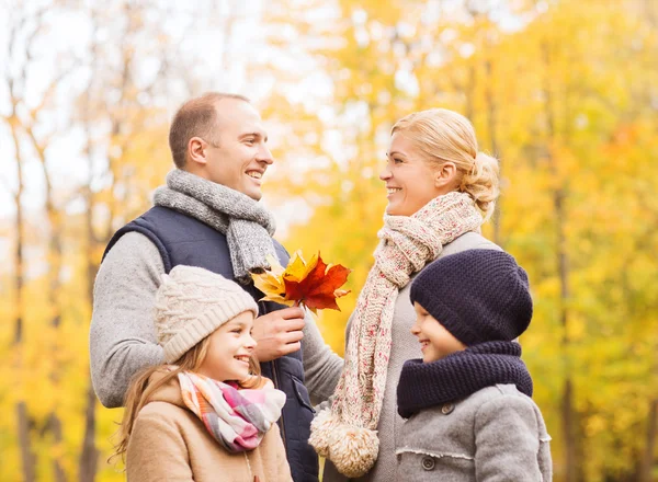 秋の公園で幸せな家族 — ストック写真