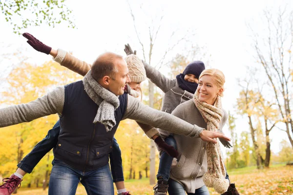 Щаслива сім'я розважається в осінньому парку — стокове фото