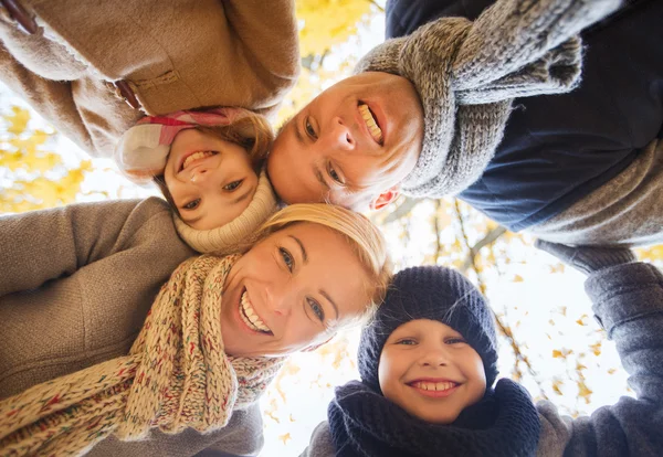 Lycklig familj i höstparken — Stockfoto