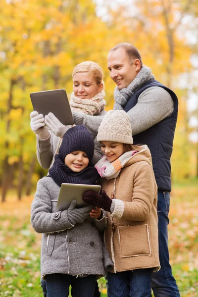 Famiglia felice con tablet pc nel parco autunnale — Foto Stock