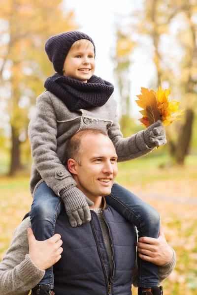 Gelukkig gezin hebben plezier in de herfst park — Stockfoto