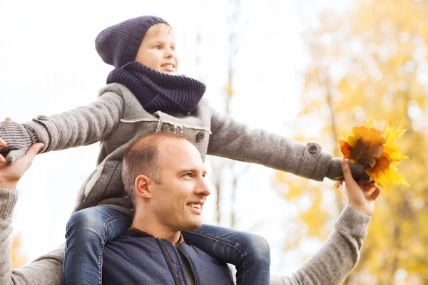 Família feliz se divertindo no parque de outono — Fotografia de Stock