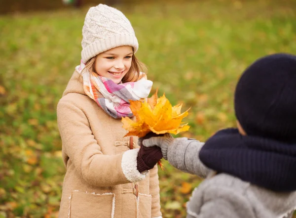 Niños sonrientes en el parque de otoño —  Fotos de Stock