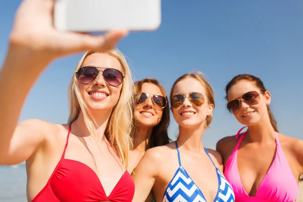 Skupina usmívající se žen, aby selfie na pláži — Stock fotografie