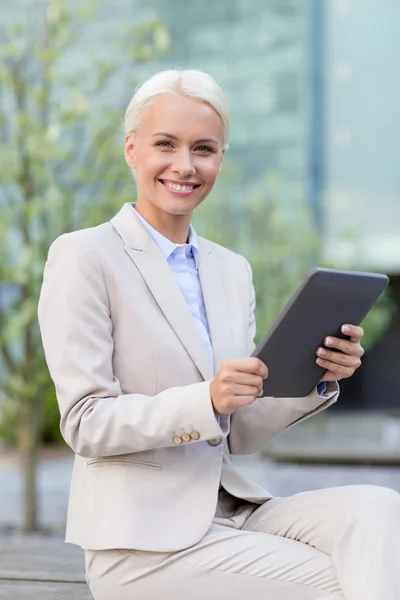 Donna d'affari sorridente con tablet pc all'aperto — Foto Stock