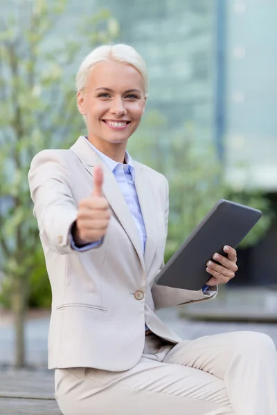 Donna d'affari sorridente con tablet pc all'aperto — Foto Stock