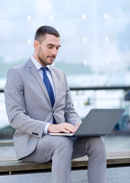 Hombre de negocios trabajando con el ordenador portátil al aire libre —  Fotos de Stock