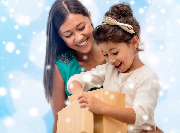 Szczęśliwa matka i dziecko dziewczyna z pudełko — Zdjęcie stockowe