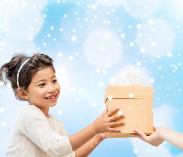 微笑的小女孩，用礼品盒 — 图库照片