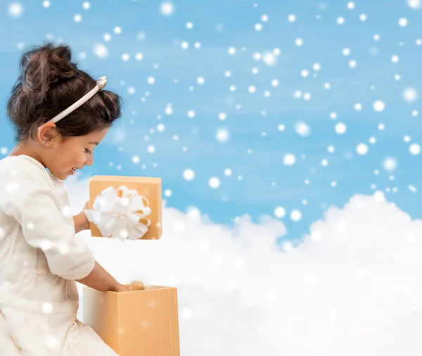 Niña sonriente con caja de regalo — Foto de Stock