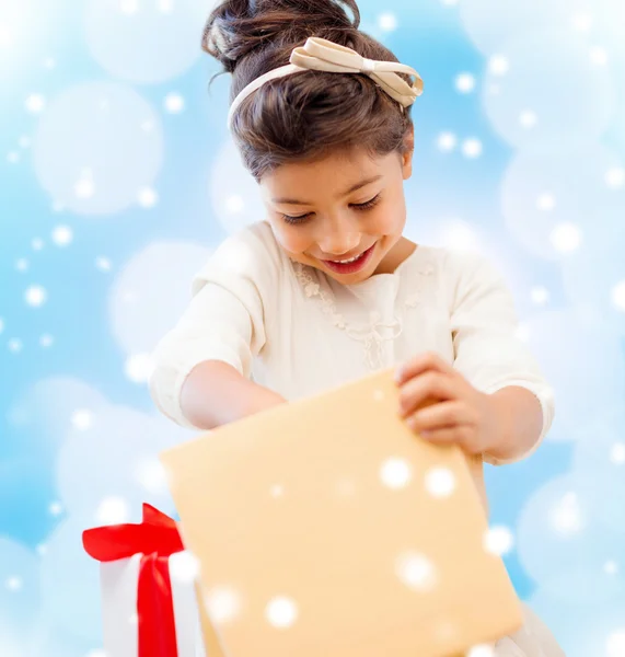 Sorridente bambina con confezione regalo — Foto Stock