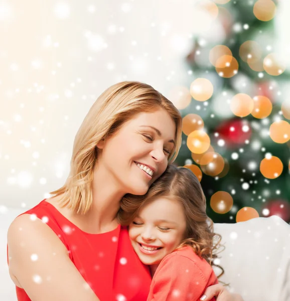 Felice madre e figlia che si abbracciano a casa — Foto Stock