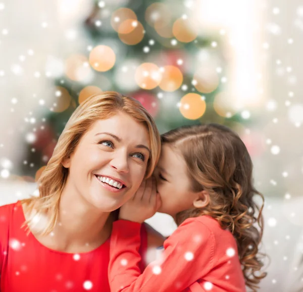 Glückliche Mutter und Mädchen flüstern ins Ohr — Stockfoto