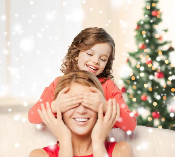 Gelukkig moeder en dochter hebben plezier thuis — Stockfoto