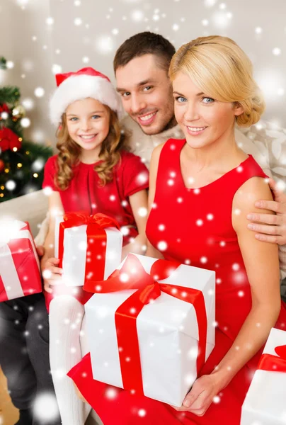 Lächelnde Familie mit vielen Geschenkboxen — Stockfoto