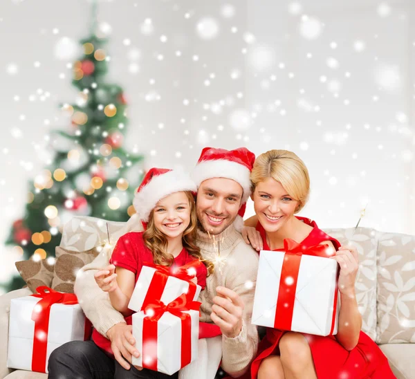 Sorrindo família segurando muitas caixas de presente — Fotografia de Stock