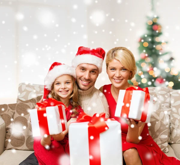 Sorrindo família segurando muitas caixas de presente — Fotografia de Stock