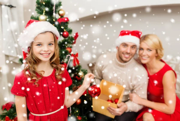 Sonriente familia decorando árbol de Navidad en casa —  Fotos de Stock