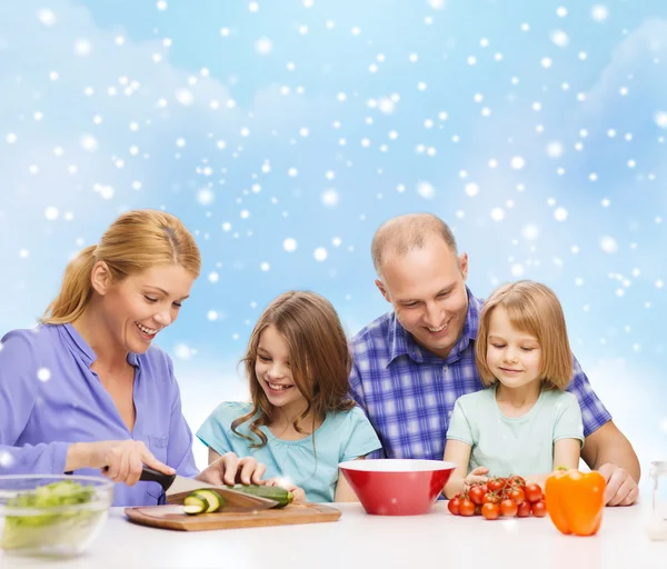 Famiglia felice con due bambini che preparano la cena a casa — Foto Stock