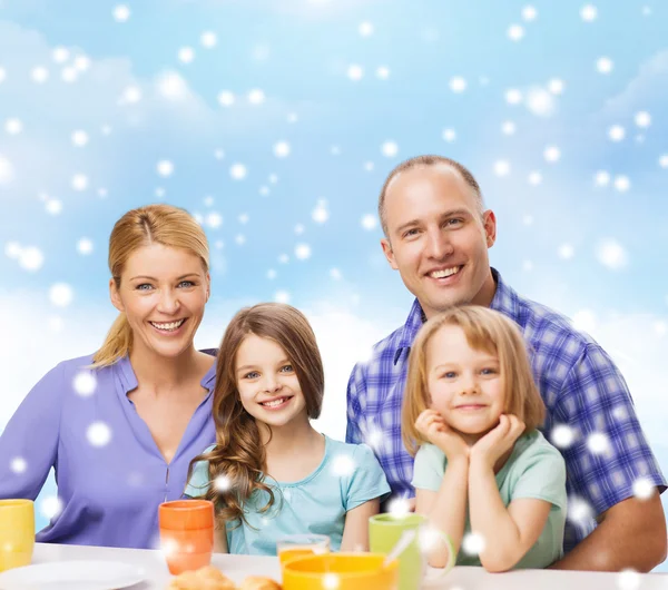 Glückliche Familie mit zwei Kindern beim Frühstück — Stockfoto