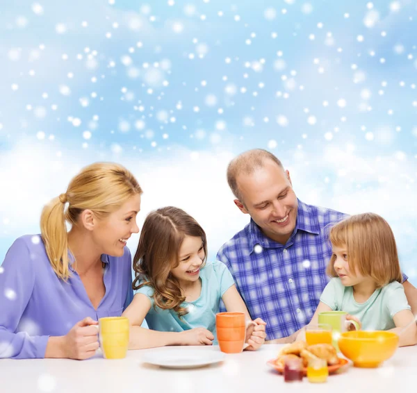 Happy family with two kids having breakfast — Stock Photo, Image