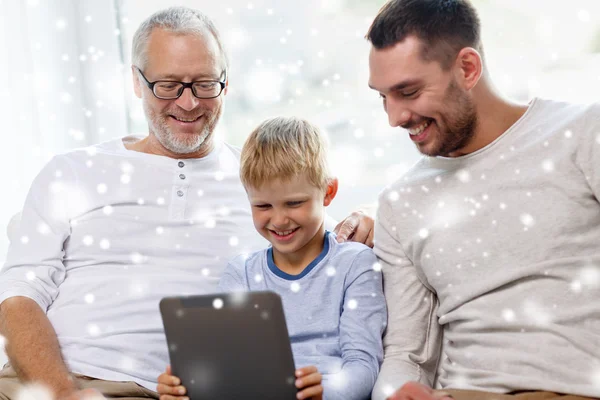 Lachende familie met tablet pc thuis — Stockfoto