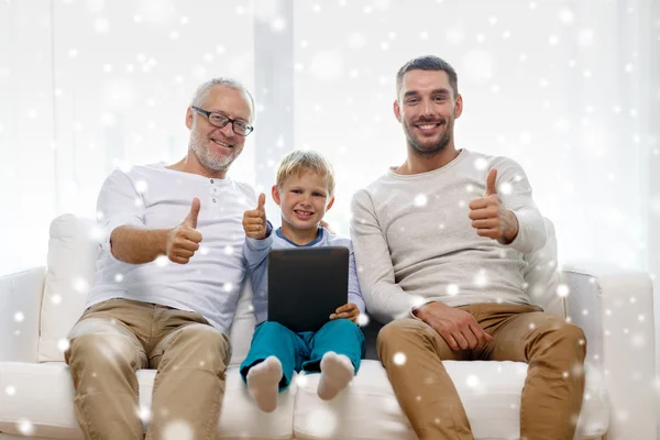 Famiglia sorridente con tablet pc a casa — Foto Stock