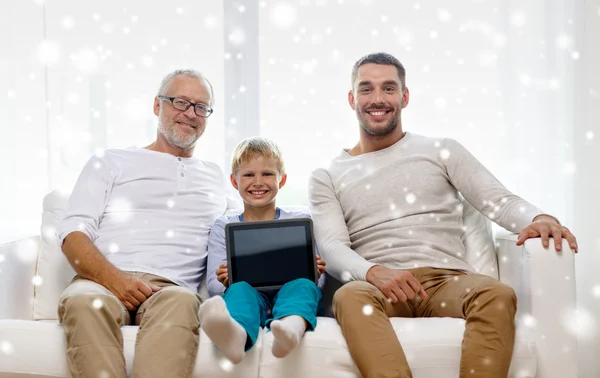 Famiglia sorridente con tablet pc a casa — Foto Stock