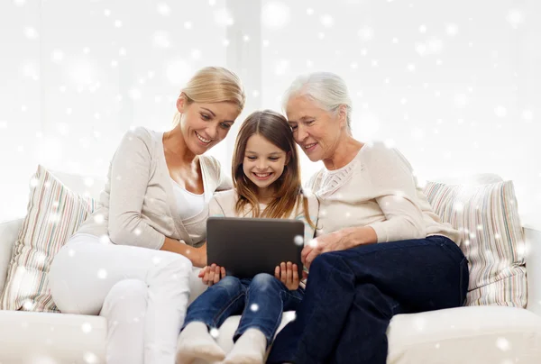 Família sorrindo com tablet pc em casa — Fotografia de Stock