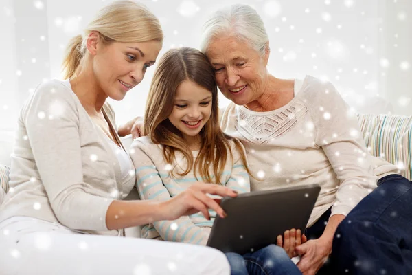 Lachende familie met tablet pc thuis — Stockfoto