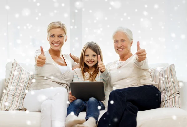 Família sorrindo com tablet pc em casa — Fotografia de Stock