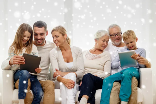 Lachende familie met tablet pc-computers thuis — Stockfoto