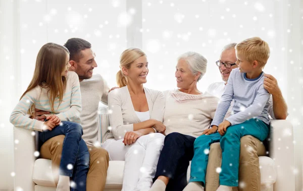 Šťastná rodina sedí doma na gauči — Stock fotografie