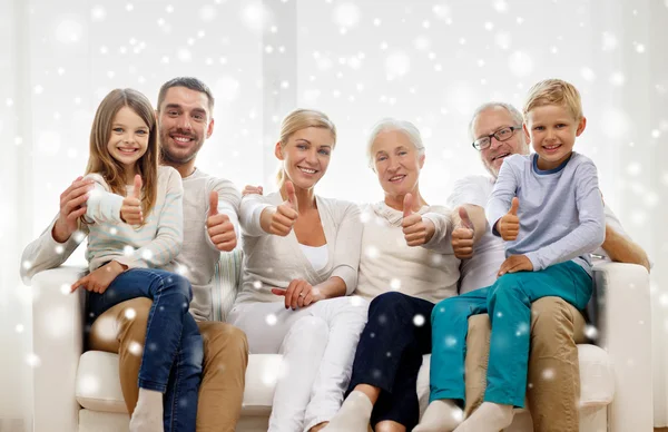 Família feliz sentada no sofá em casa — Fotografia de Stock