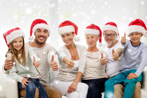 Família feliz sentada no sofá em casa — Fotografia de Stock