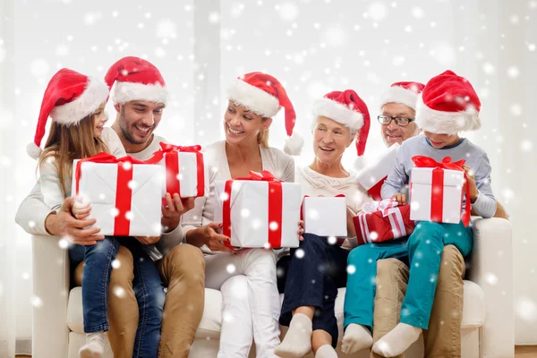 Família feliz sentada no sofá em casa — Fotografia de Stock