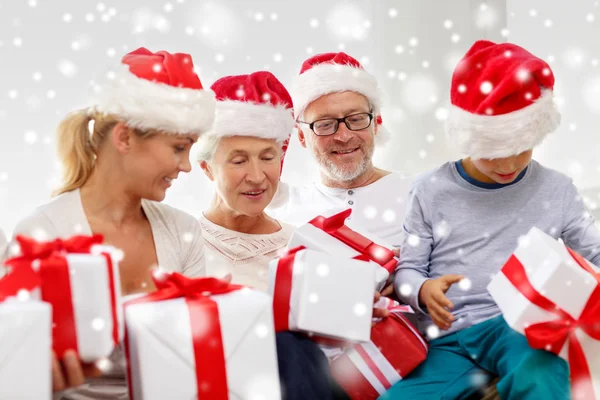 Glückliche Familie sitzt zu Hause auf der Couch — Stockfoto