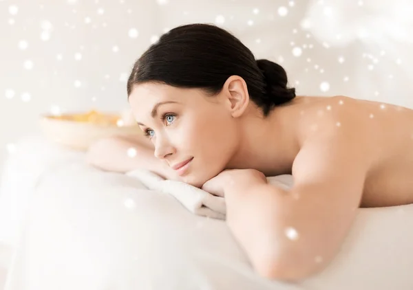 Beautiful young woman in spa — Stock Photo, Image