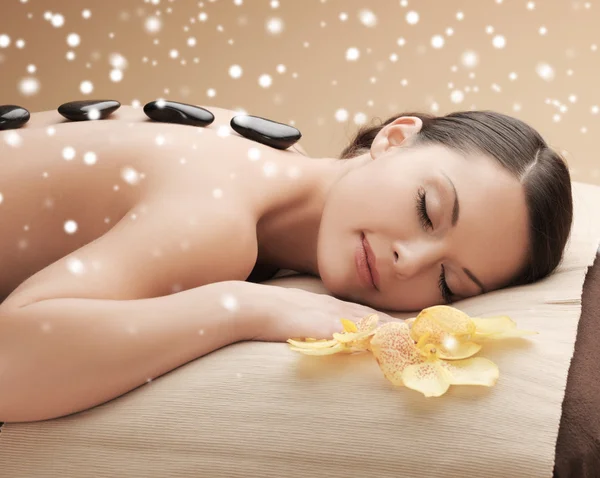 Woman in spa salon with hot stones — Stock Photo, Image