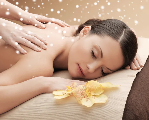 Beautiful young woman in spa salon getting massage — Stock Photo, Image