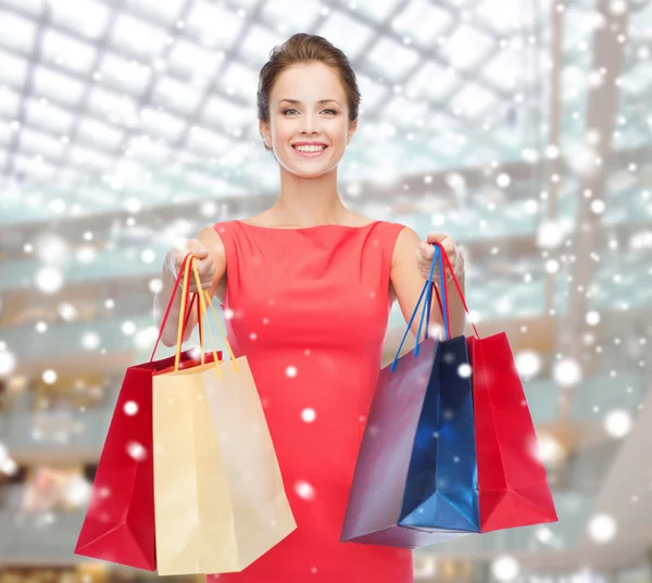 Mujer sonriente con coloridas bolsas de compras —  Fotos de Stock