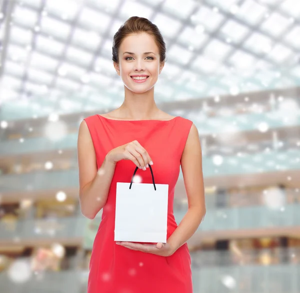 Mulher sorridente com sacos de compras coloridos — Fotografia de Stock