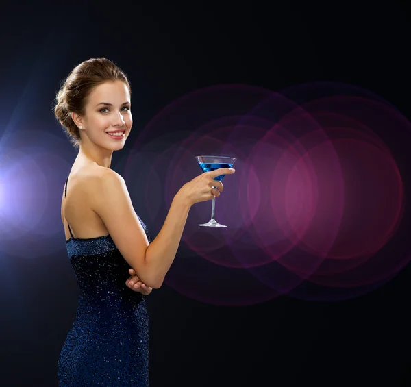 Donna sorridente che tiene cocktail — Foto Stock